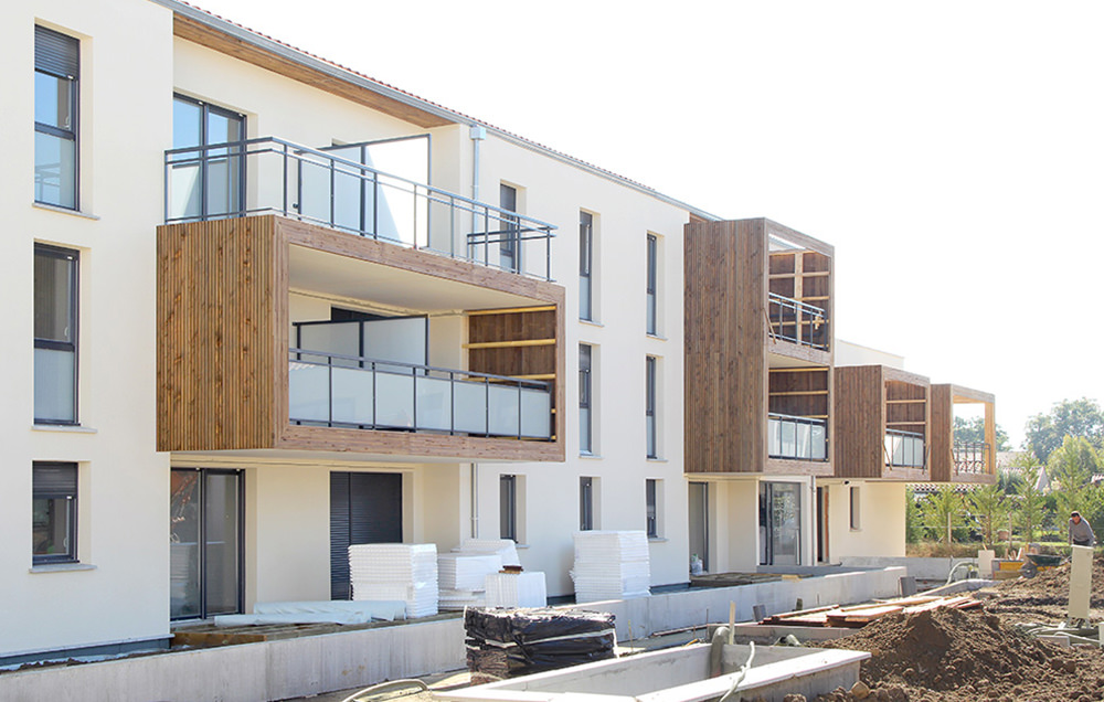 Photographie de chantier, balcons bois, terrasses et façade fini, 1er plan en chantier